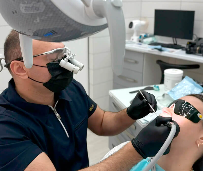 <i class="thsn-dentiq-icon thsn-dentiq-icon-doctor-1"></i> Квалифицированные Врачи